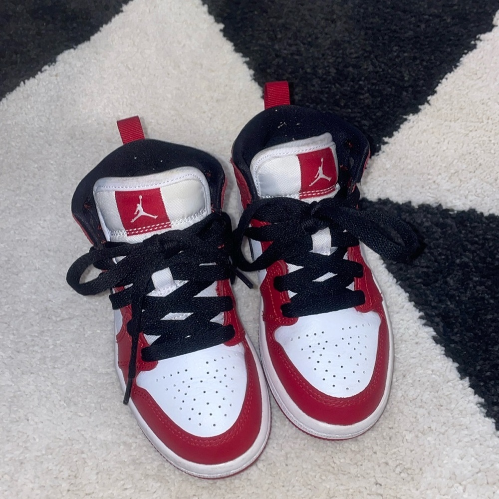 Air Jordan 1 Mid "Chicago 2020"​